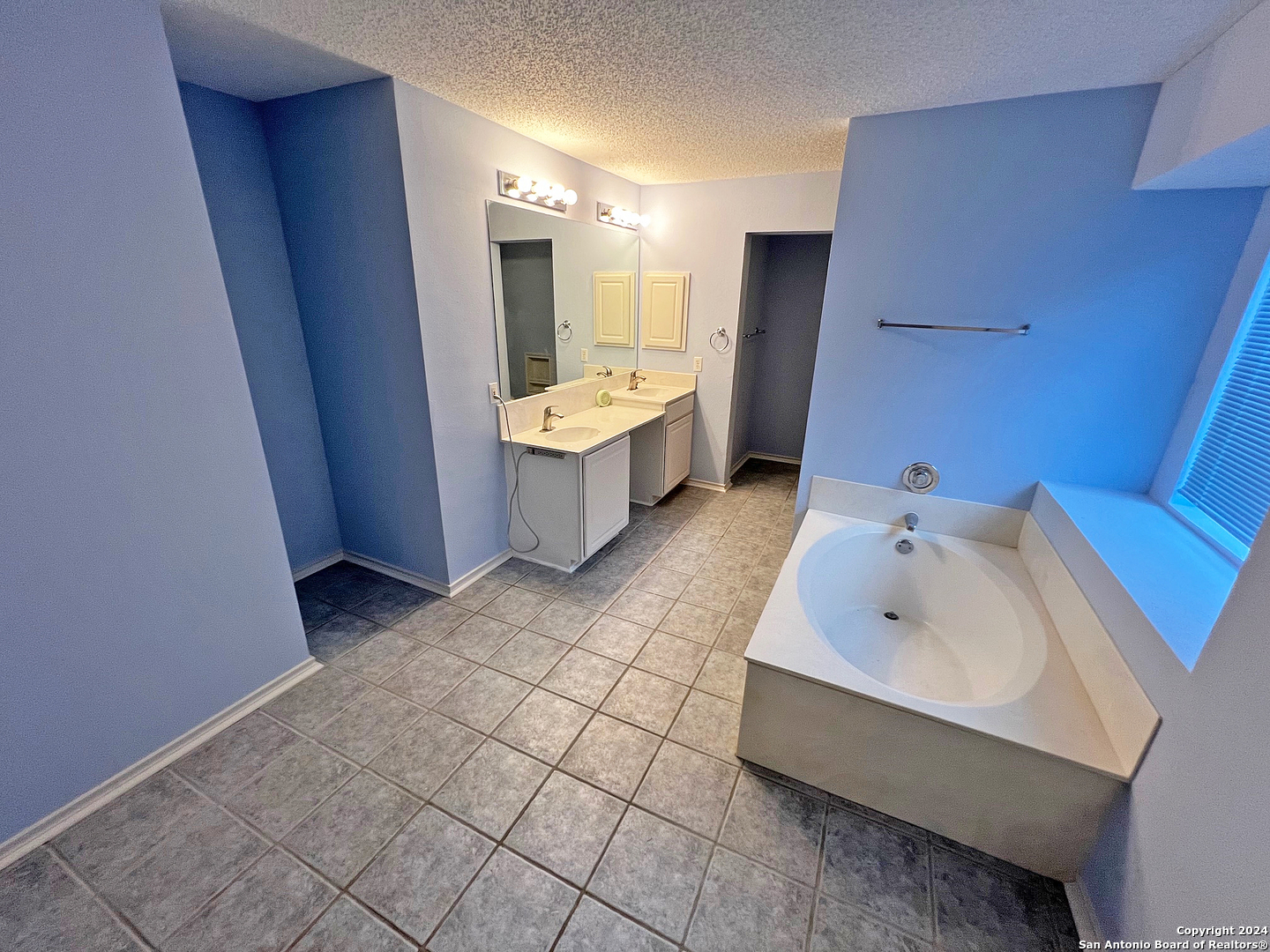 7514 Autumn Ledge Converse, TX 78109 - Photo 17 of 37 a bathroom with a sink a mirror and a bathtub