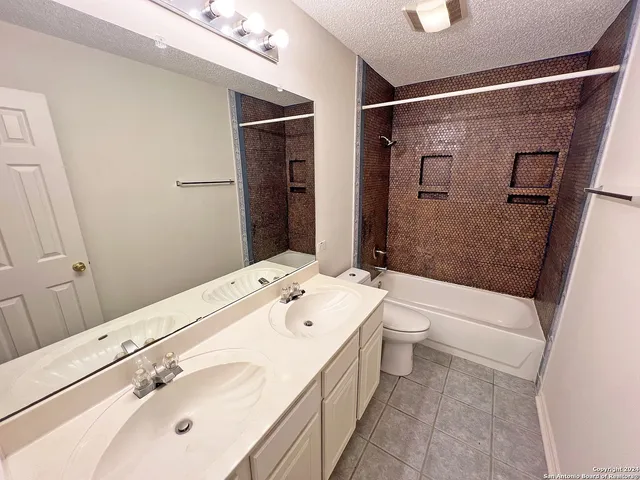 a view of empty room with window