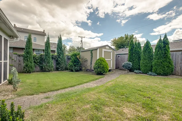 a view of a yard in front of house