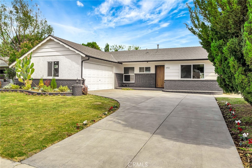 a view of a yard in front of a house with fountain