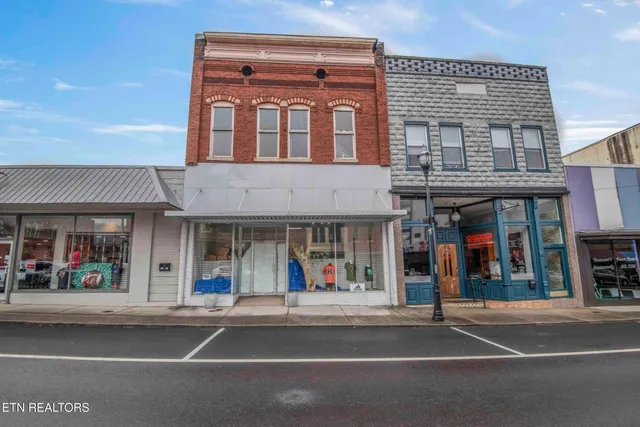 $2,500 | 428 North Roane Street, Harriman, TN 37748