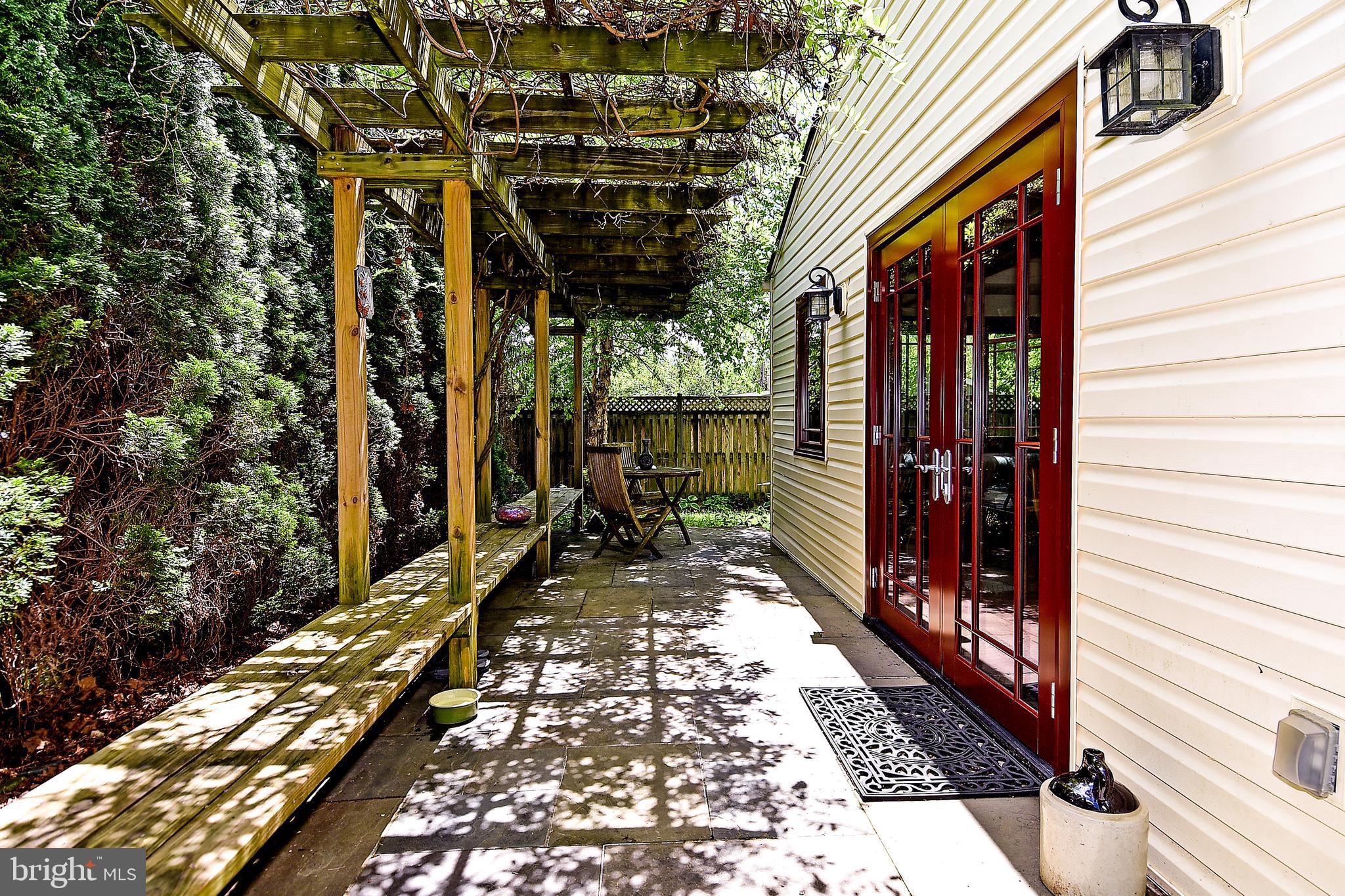 7 Ericsson Road Cabin John, MD 20818 - Photo 2 of 38 Entryway