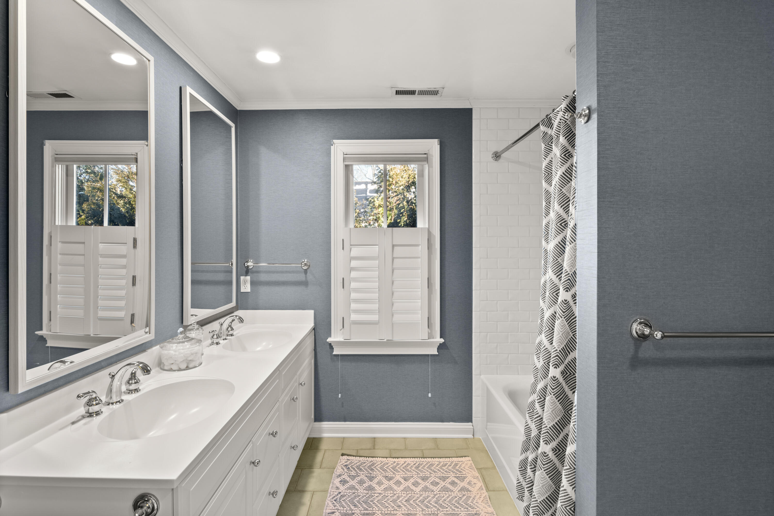 12 1/2 Ridgewood Road Rowayton, CT 06853 - Photo 16 of 25 a bathroom with a tub sink and mirror