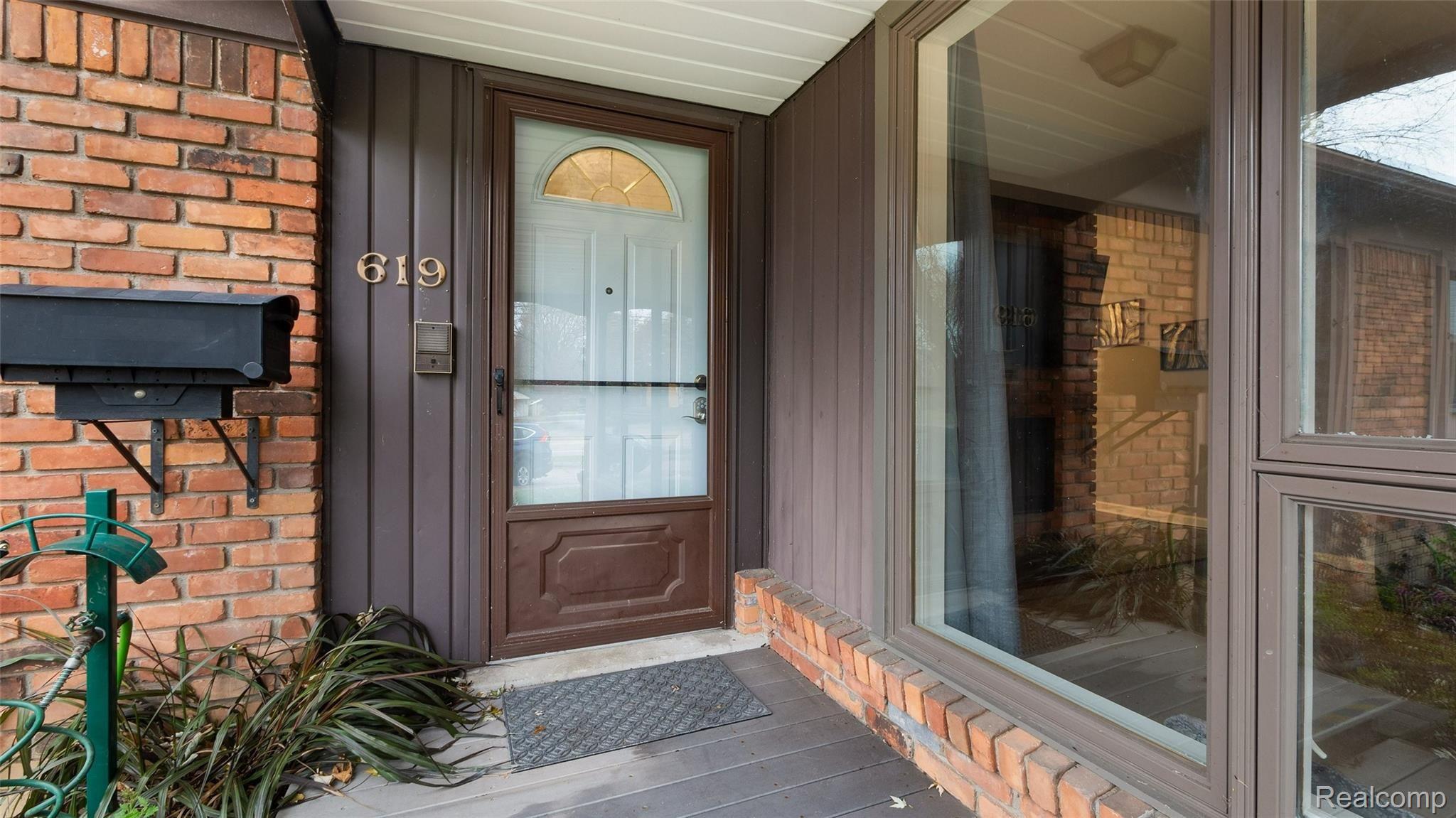 619 Sheldon Road Plymouth, MI 48170 - Photo 4 of 27 20DVAMSJHP44_xl.jpg