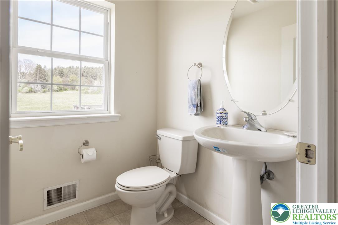 707 Gilbert Road Gilbert, PA 18331 - Photo 6 of 46