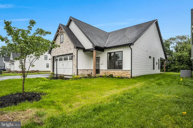 a view of a house with backyard and garden