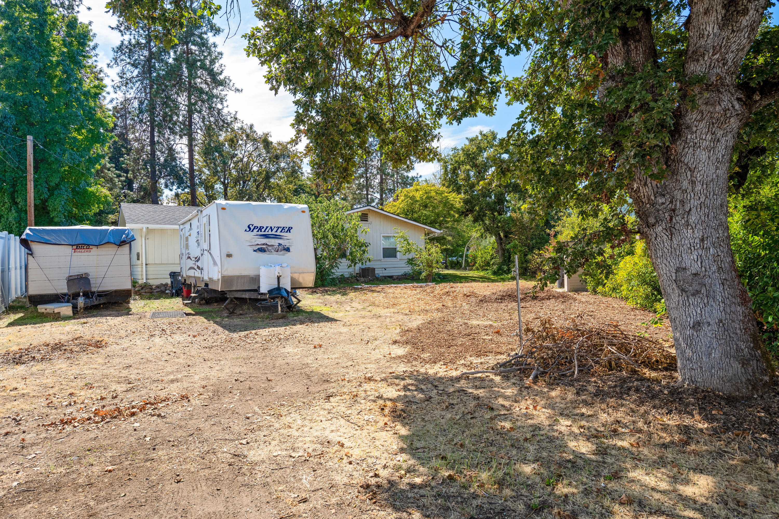 3506 New Ray Road Central Point, OR 97502 - Photo 17 of 23 Side yard with RV hook up