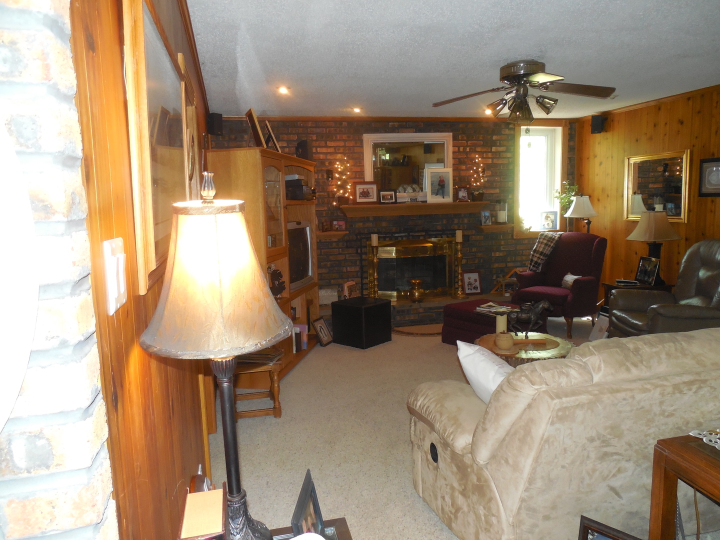12340 West Offner Road Manhattan, IL 60442 - Photo 12 of 38 a living room with furniture and a table