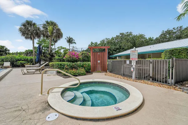 $429,250 | 13196 Southeast Point O Woods Court, Hobe Sound, FL 33455