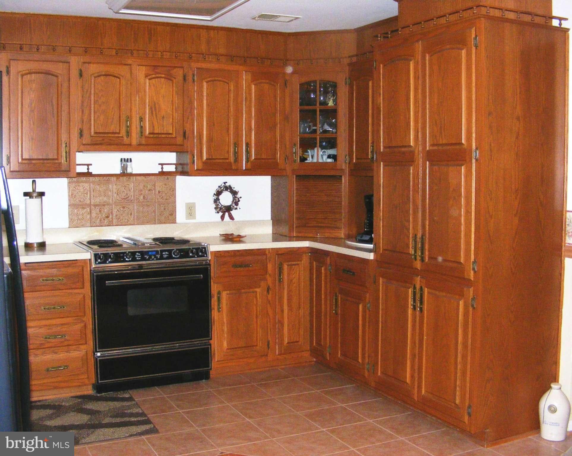 10200 Kelly Road Walkersville, MD 21793 - Photo 21 of 30 Oak cabinets