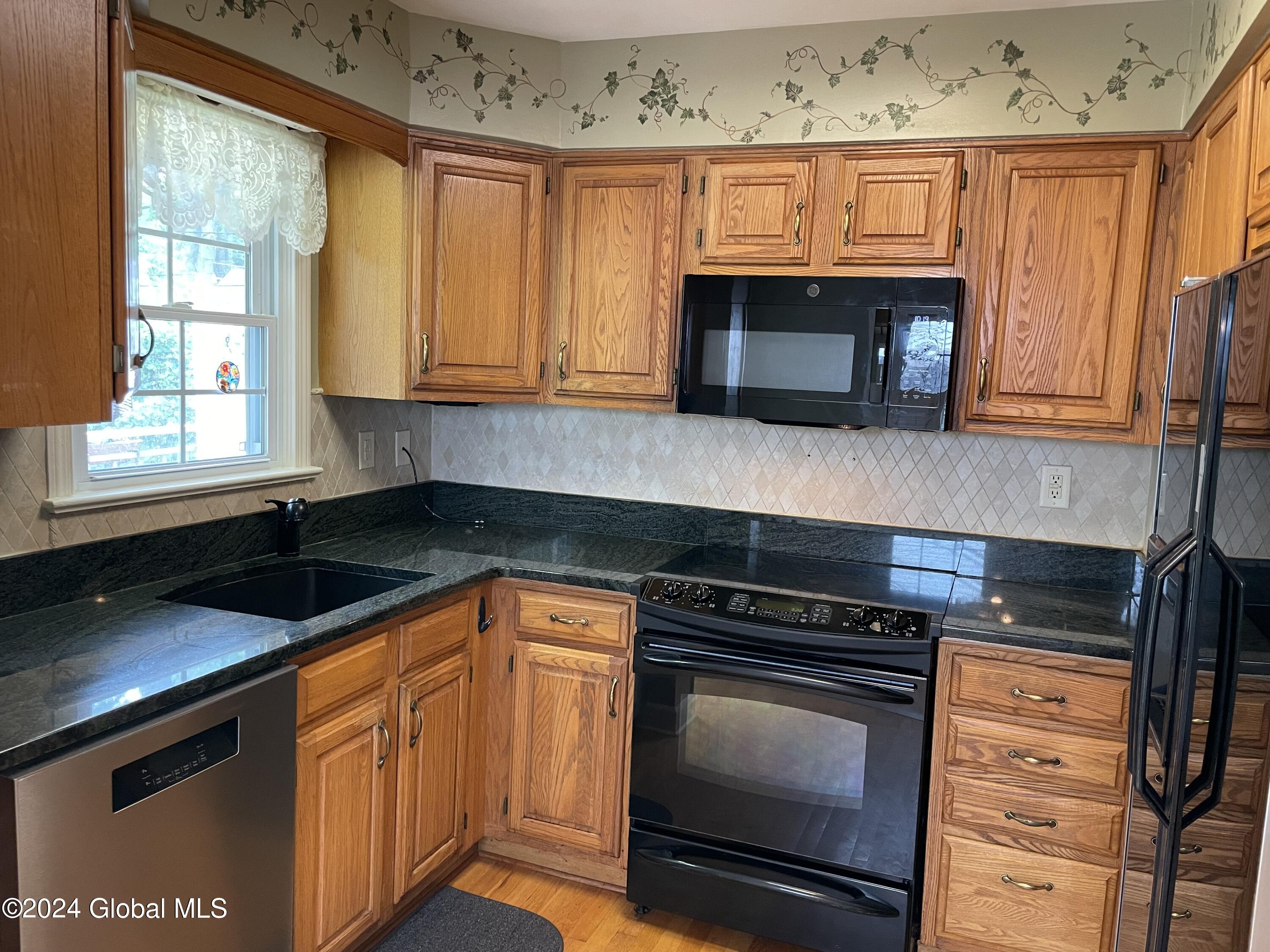 2041 Hoover Road Niskayuna, NY 12309 - Photo 7 of 26 Kitchen