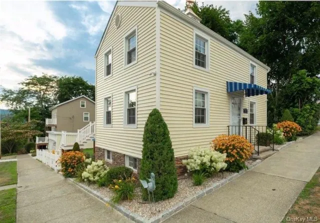 a view of a house with a yard