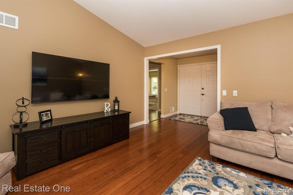 2090 Cumberland Road Rochester, MI 48307 - Photo 7 of 32