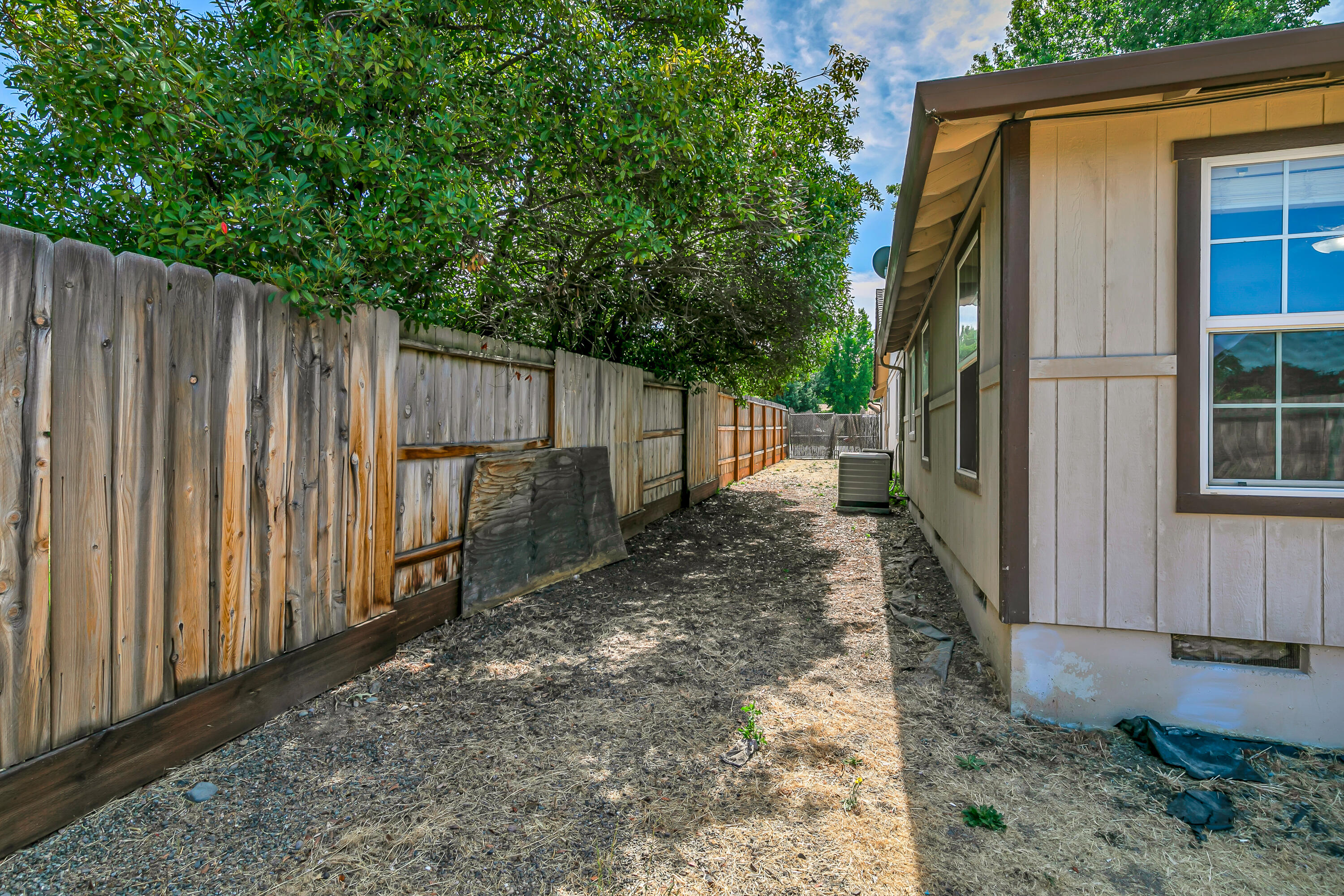 2931 Aldersgate Road Medford, OR 97504 - Photo 37 of 39 36 - Side Yard