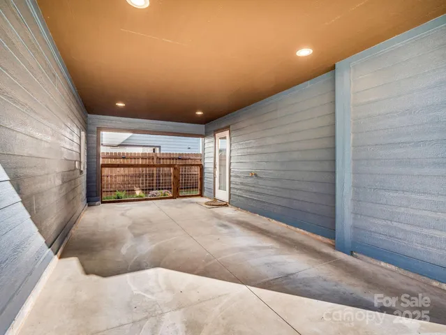 a view of backyard of the house