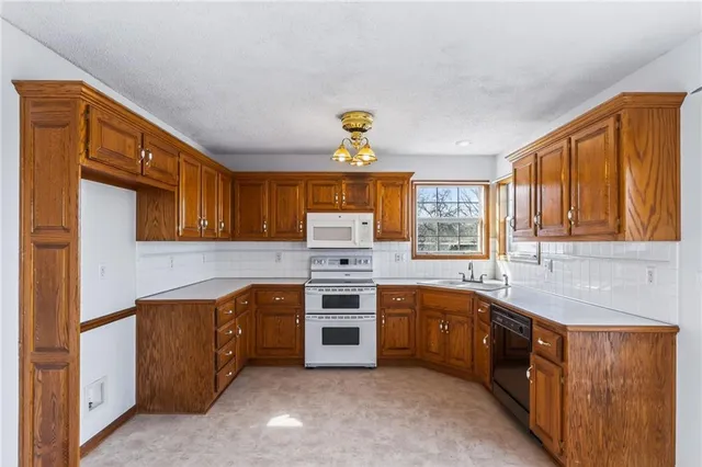 $324,900 | 806 Winesap Circle, Belton, MO 64012