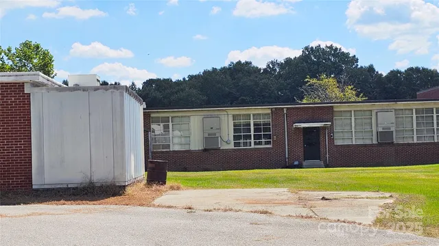 a view of house with a yard