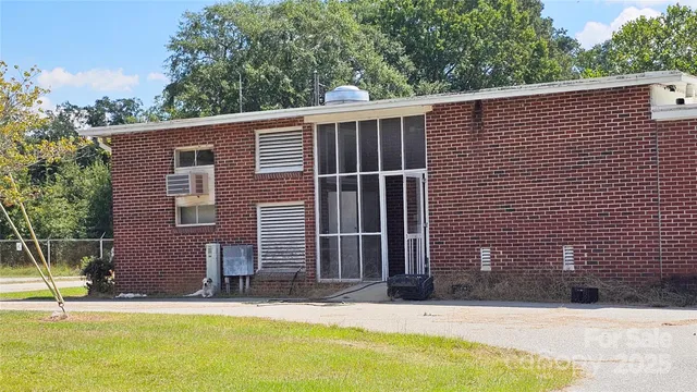 a view of house with a yard