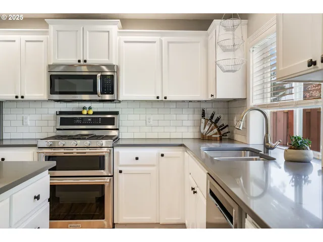 $574,999 | 14935 Southeast Paddington Road, Clackamas, OR 97015