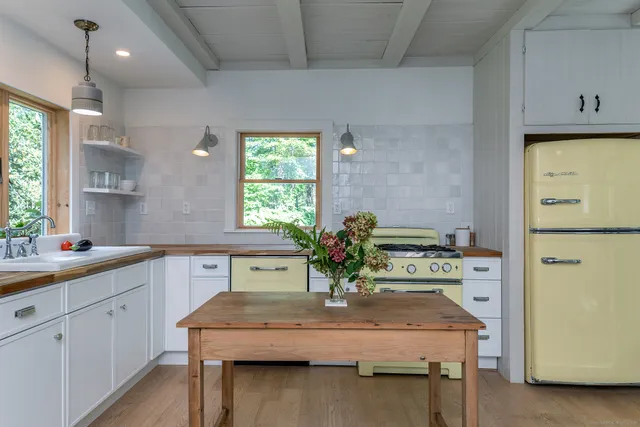 a view of a livingroom with furniture window and outside view