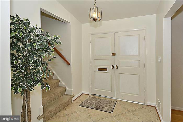 8805 Postoak Road Potomac, MD 20854 - Photo 3 of 30 Foyer