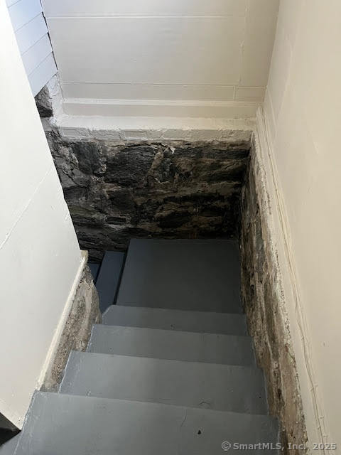 217 Hillcrest Road Bridgeport, CT 06606 - Photo 29 of 36