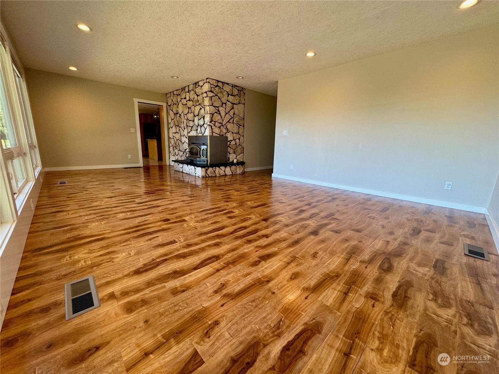1011 Carroll Road Kelso, WA 98626 - Photo 2 of 25 Gallery Image 2