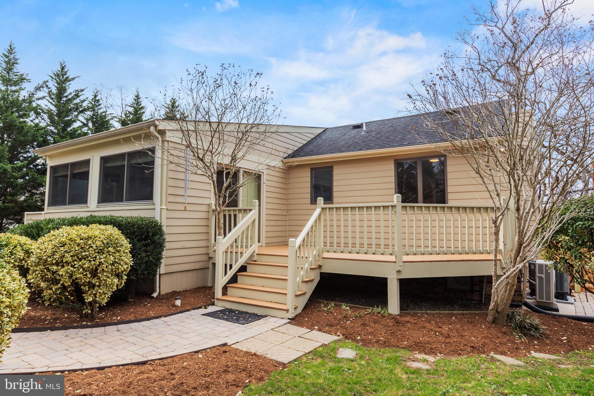 218 Lees Lane Edgewater, MD 21037 - Photo 27 of 41 Charming home with inviting entryway.
