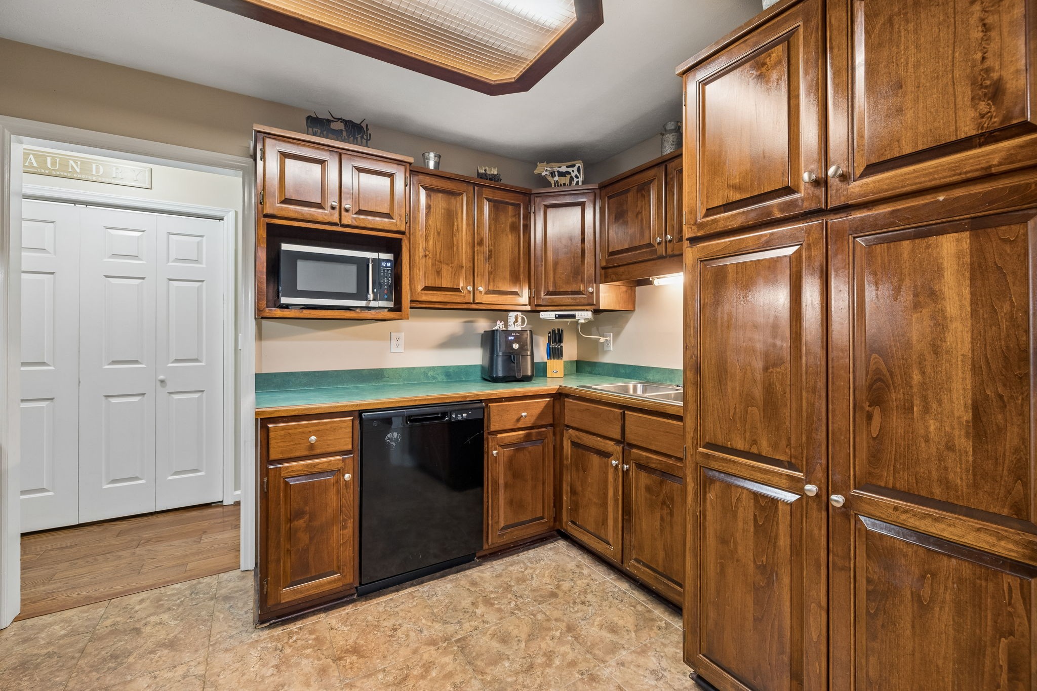 2075 Nikki Drive Springfield, TN 37172 - Photo 15 of 58 a kitchen with stainless steel appliances granite countertop a refrigerator stove and sink