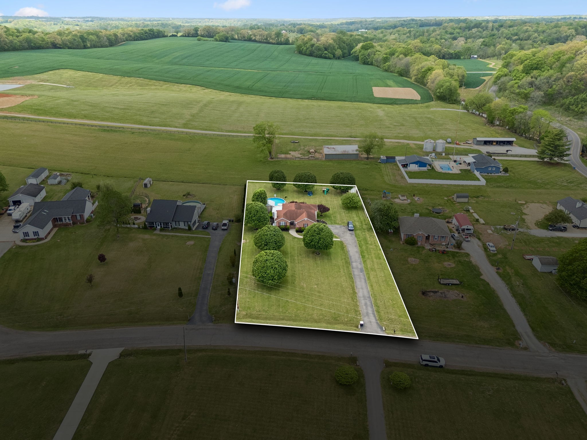 2075 Nikki Drive Springfield, TN 37172 - Photo 2 of 58 a view of a pool with a yard