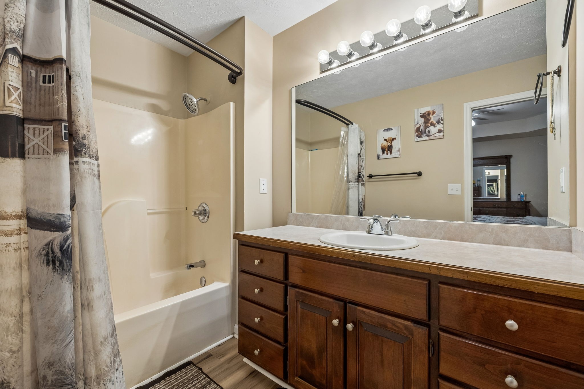 2075 Nikki Drive Springfield, TN 37172 - Photo 21 of 58 a bathroom with a tub a sink and mirror