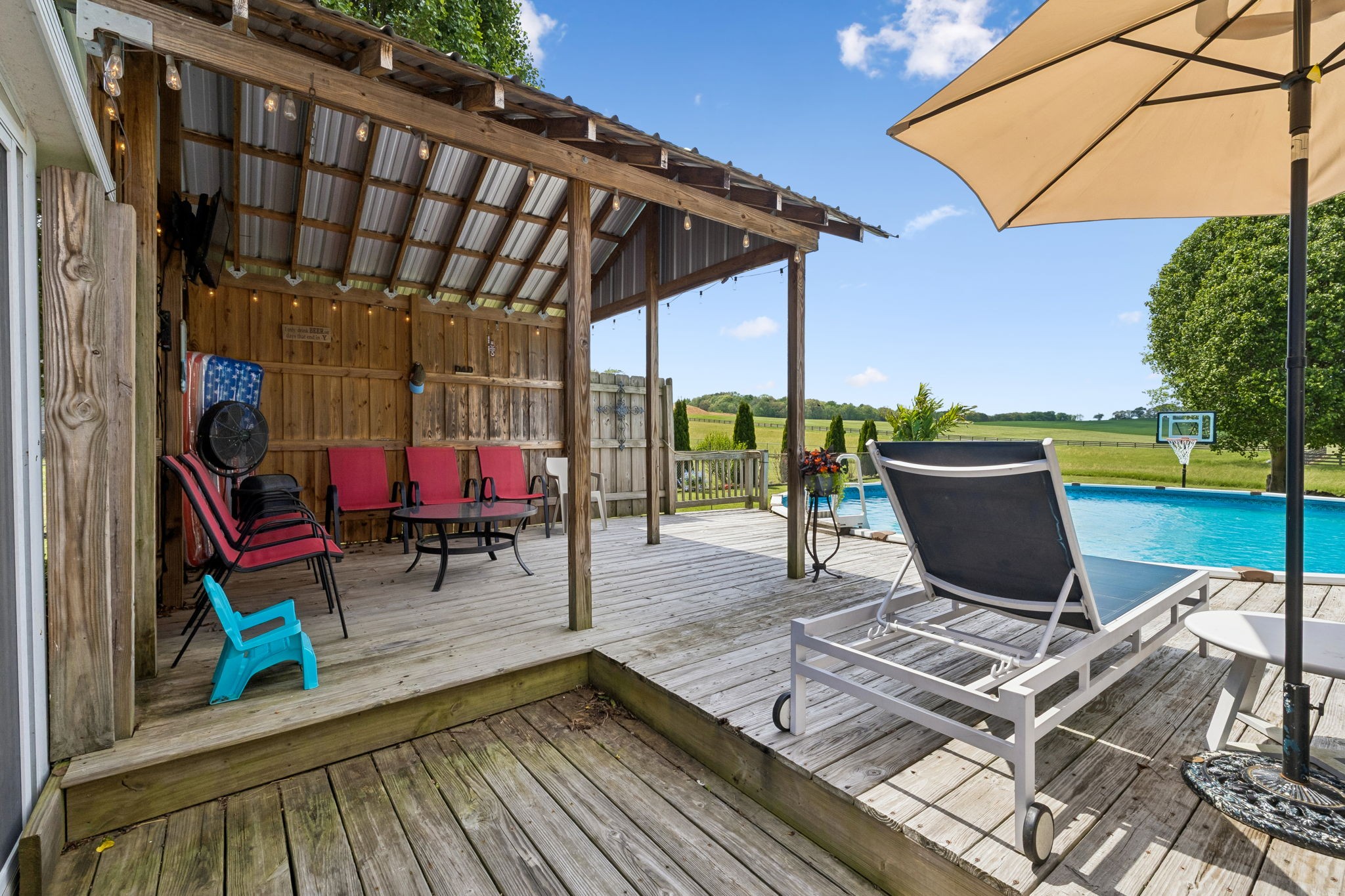 2075 Nikki Drive Springfield, TN 37172 - Photo 33 of 58 an outdoor sitting area with couch and umbrella