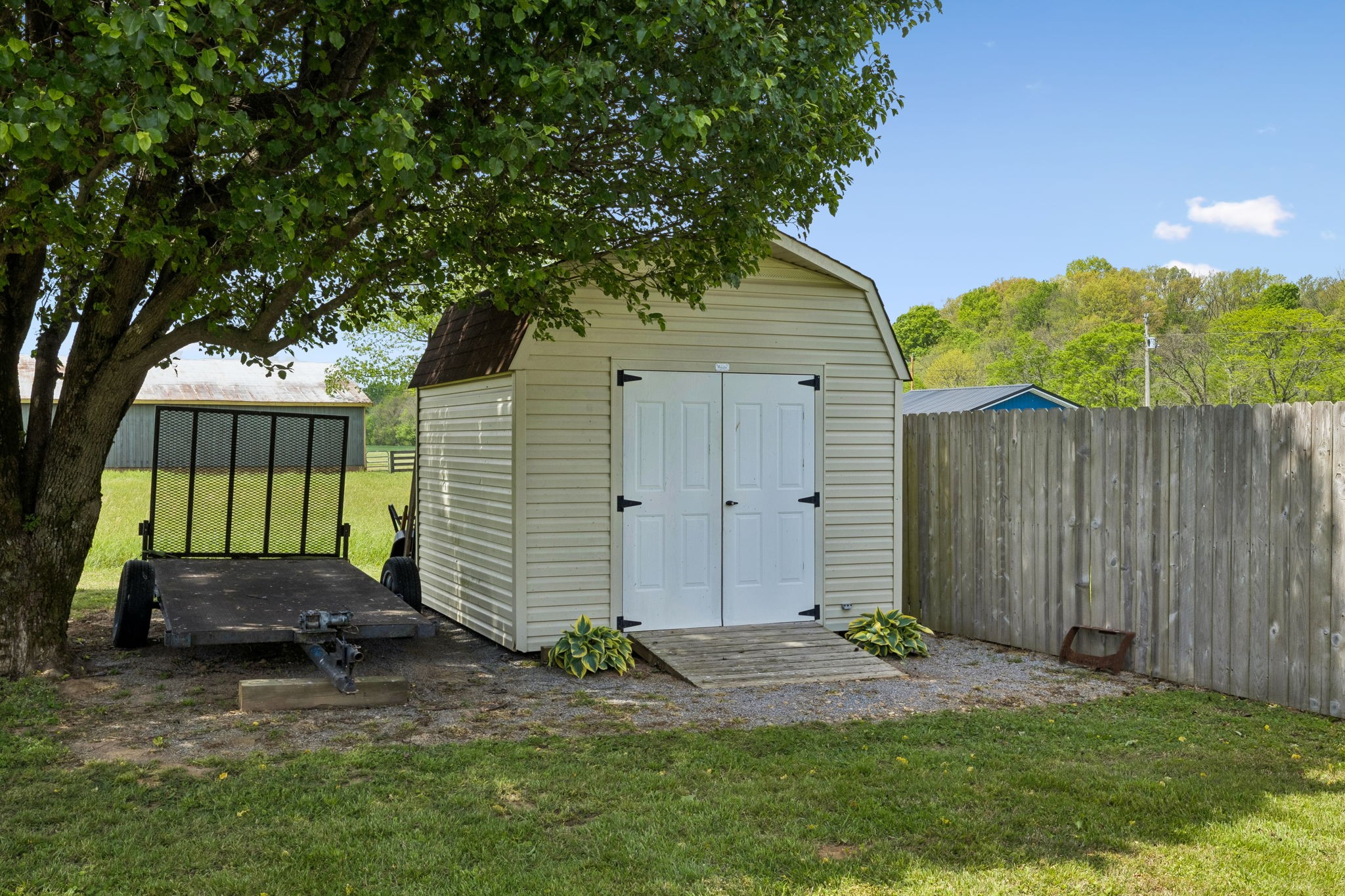 2075 Nikki Drive Springfield, TN 37172 - Photo 45 of 58 a backyard of a house with plants and a tree