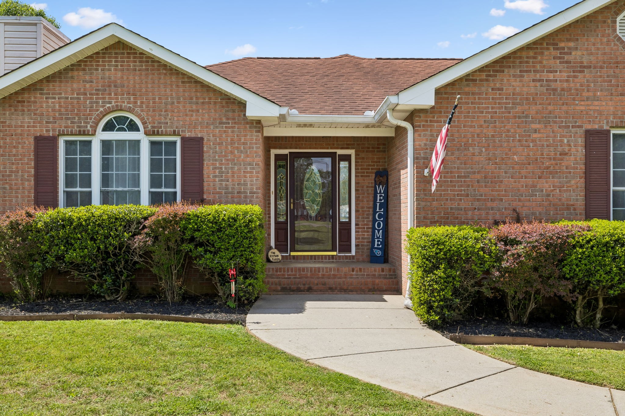 2075 Nikki Drive Springfield, TN 37172 - Photo 7 of 58 a front view of a house with garden