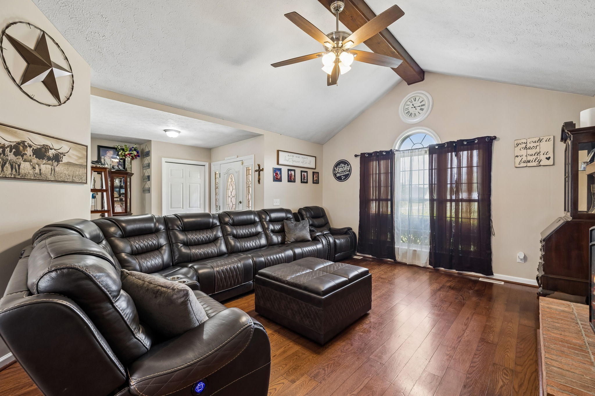 2075 Nikki Drive Springfield, TN 37172 - Photo 10 of 58 a living room with furniture