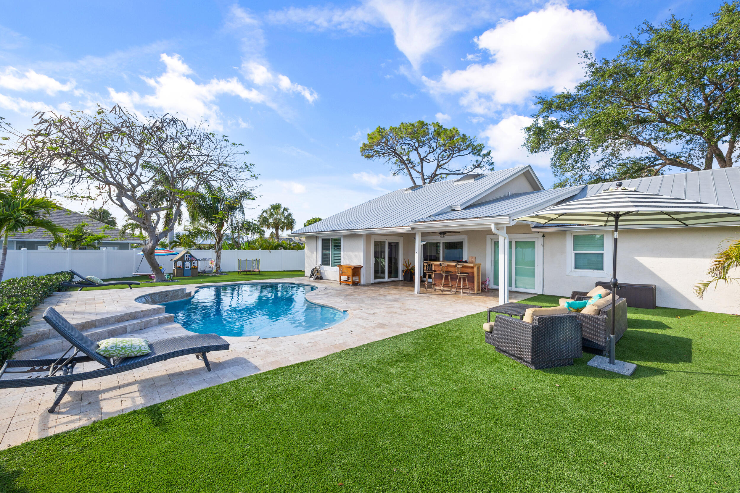 15 Hemlock Lane Tequesta, FL 33469 - Photo 2 of 40 32_0s9a5369.jpg