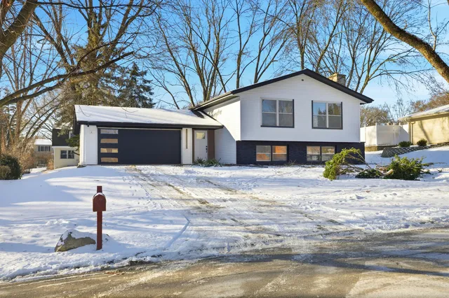 $560,000 | 48 Starling Lane, Naperville, IL 60565