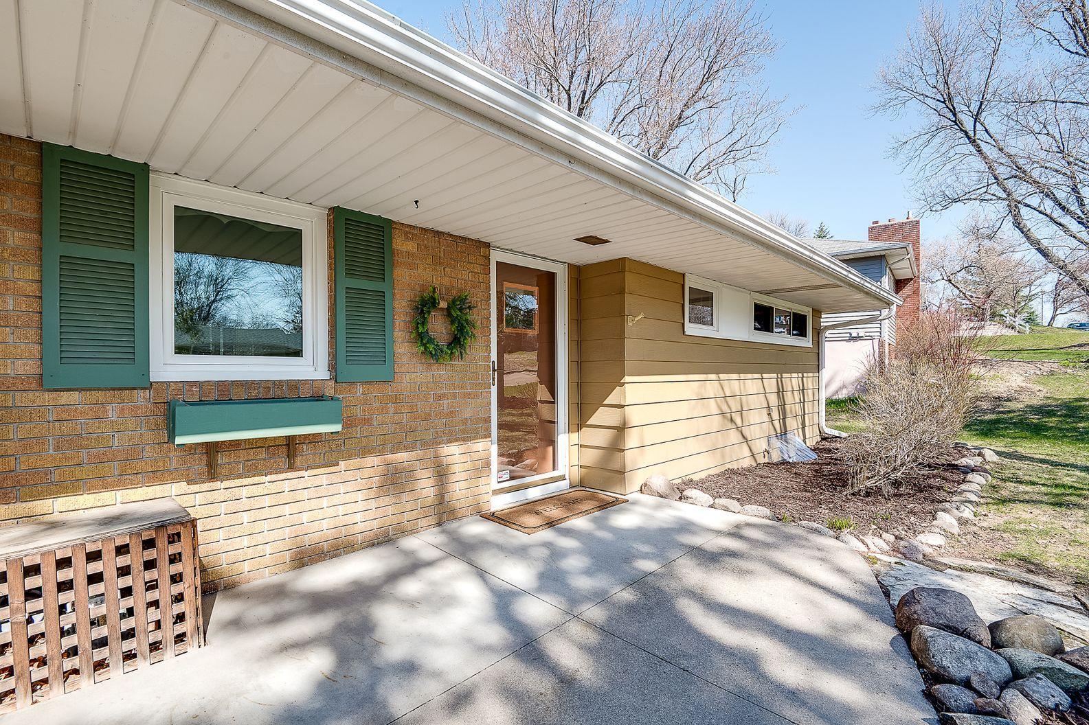 2131 Perry Avenue North Golden Valley, MN 55422 - Photo 3 of 30