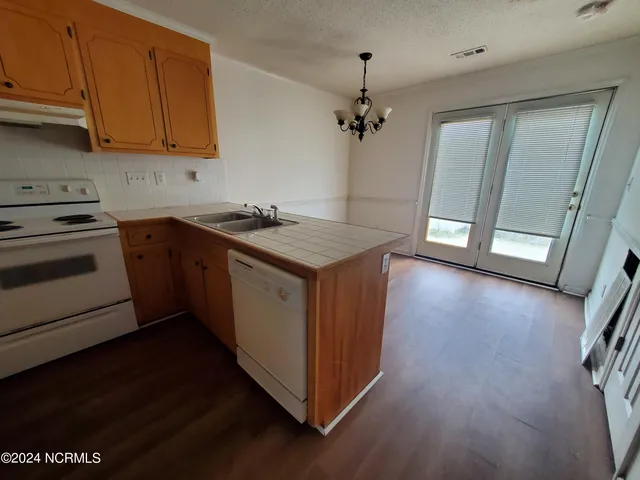 $900 | 3805 Sterling Pointe Drive, Unit S2, Winterville, NC 28590