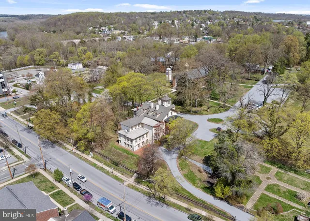 a view of a yard with a tree