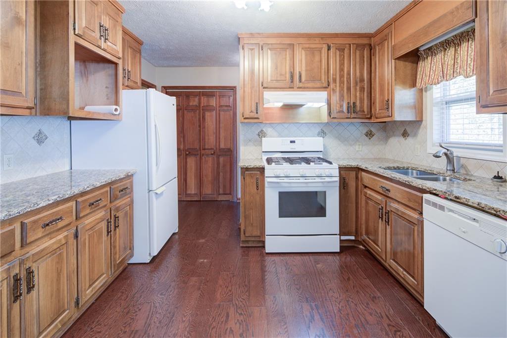 4920 McCoy Circle Cumming, GA 30040 - Photo 4 of 33