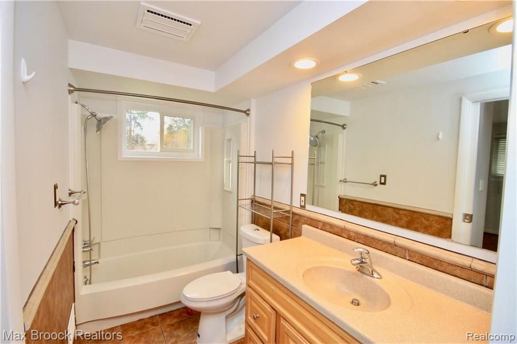 6070 Darramoor Road Bloomfield Hills, MI 48301 - Photo 9 of 22