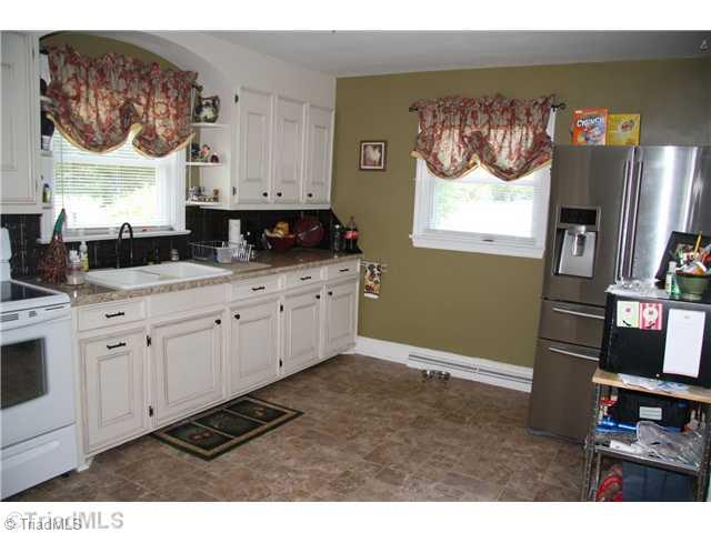 5002 Millpoint Road Greensboro, NC 27406 - Photo 6 of 13 Kitchen.