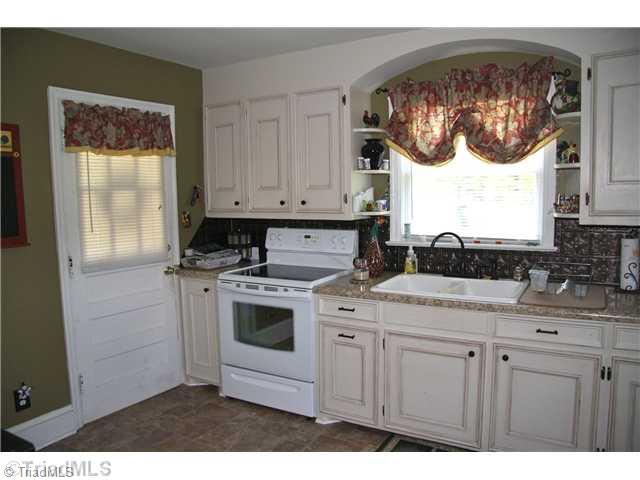 5002 Millpoint Road Greensboro, NC 27406 - Photo 7 of 13 Kitchen.