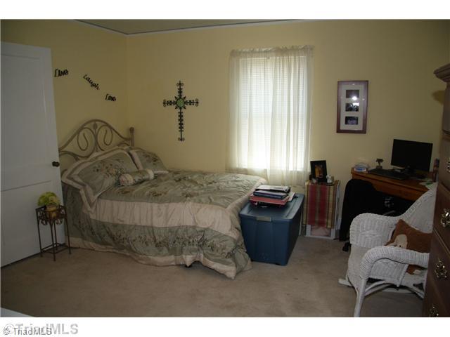 5002 Millpoint Road Greensboro, NC 27406 - Photo 10 of 13 2nd Bedroom.
