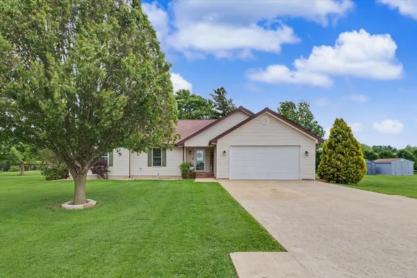 a view of front of a house with a yard