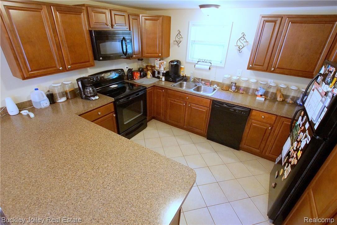 11350 Dunham Road Hartland, MI 48353 - Photo 3 of 20 Laminate Counters with Ceramic Flooring
