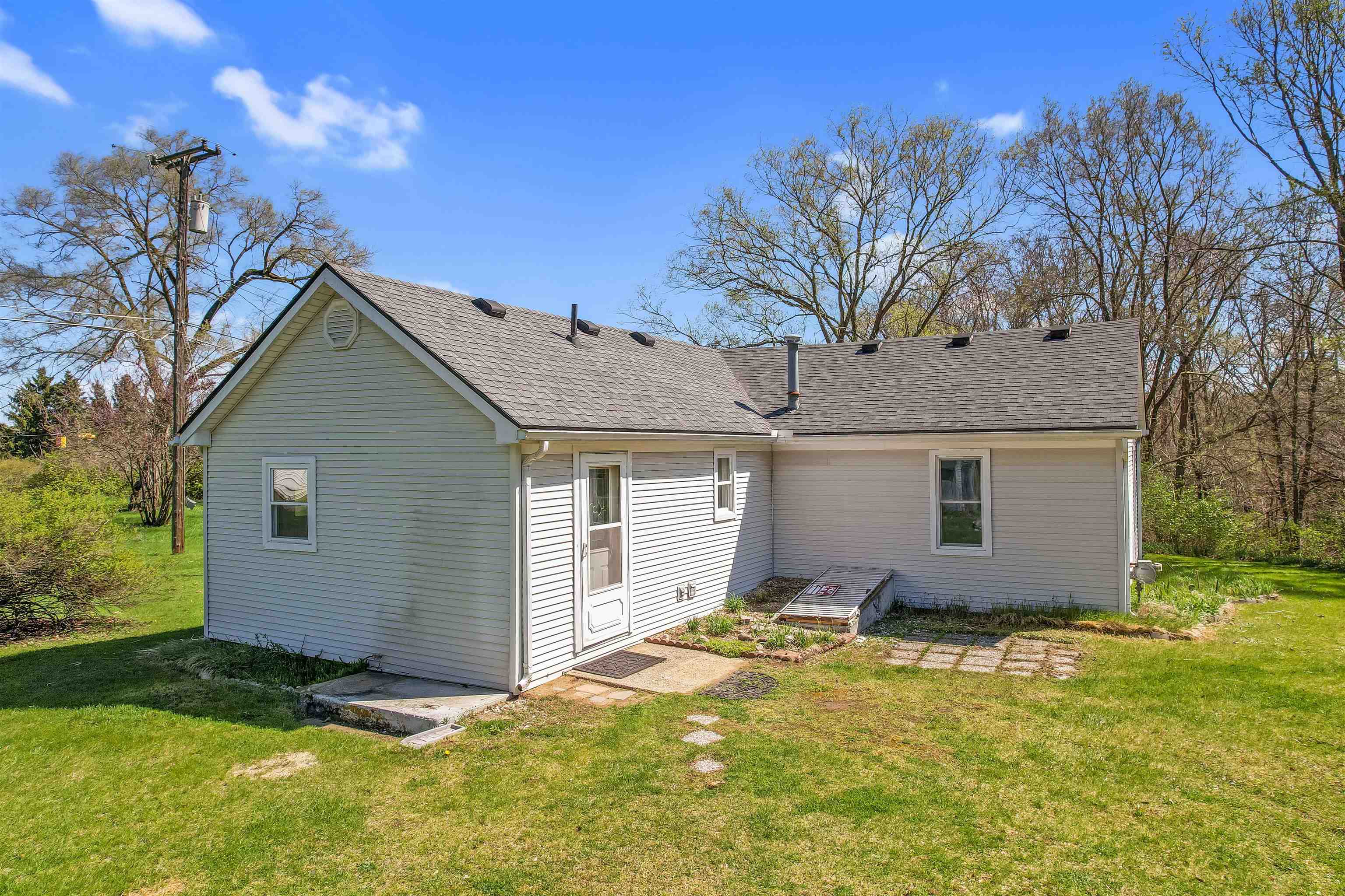 3057 North Hickory Ridge Road Highland, MI 48357 - Photo 1 of 17