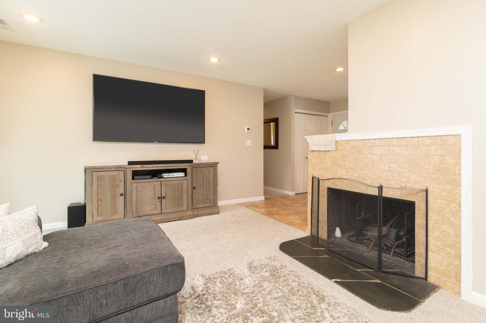 90 Border Rock Road Levittown, PA 19057 - Photo 3 of 29 Gallery Image 3