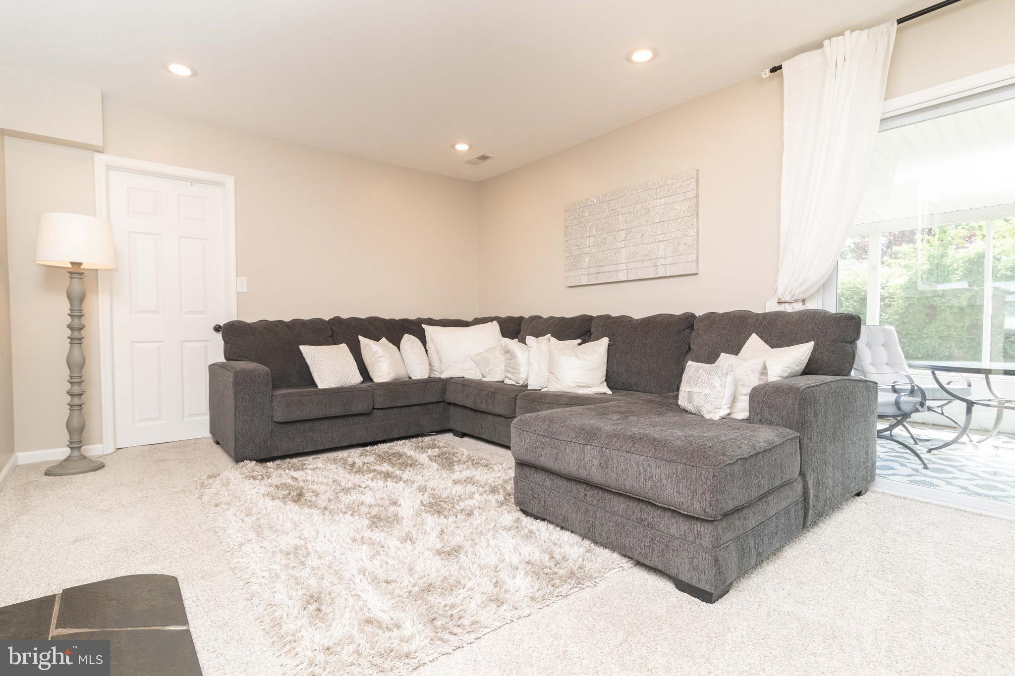 90 Border Rock Road Levittown, PA 19057 - Photo 4 of 29 Gallery Image 4